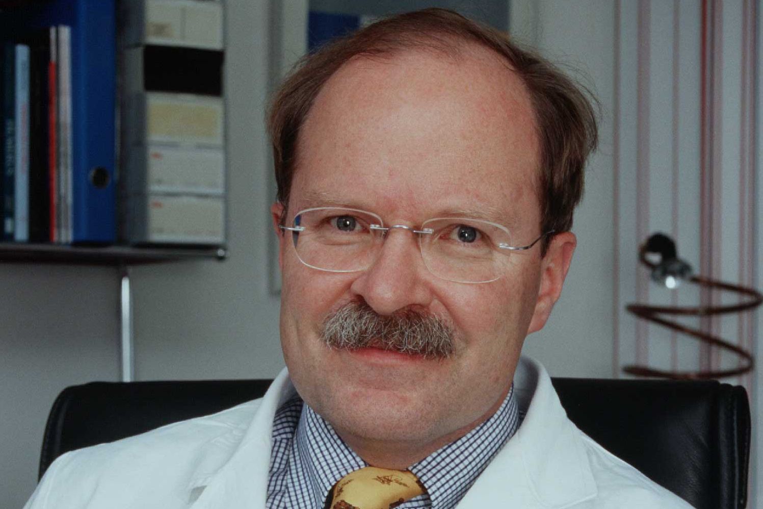 Das erste Forschungshaus wird eröffnet (1995) Professor Christian Gerber, ehemaliger Direktor der Klinik Balgrist